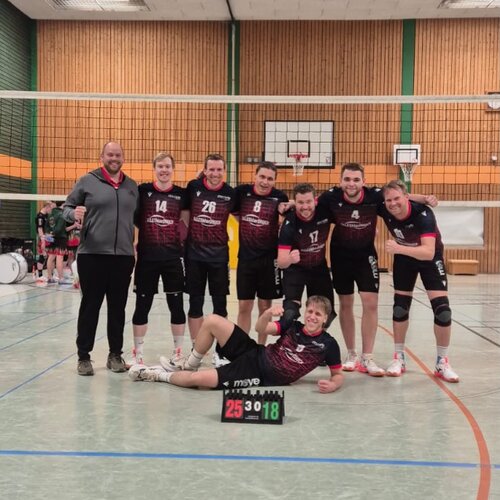 Die Herren 1 sichern sich einen klaren 3:0-Erfolg gegen den Tabellendritten aus Rüggeberg.
Mit druckvollen Aufschlägen...