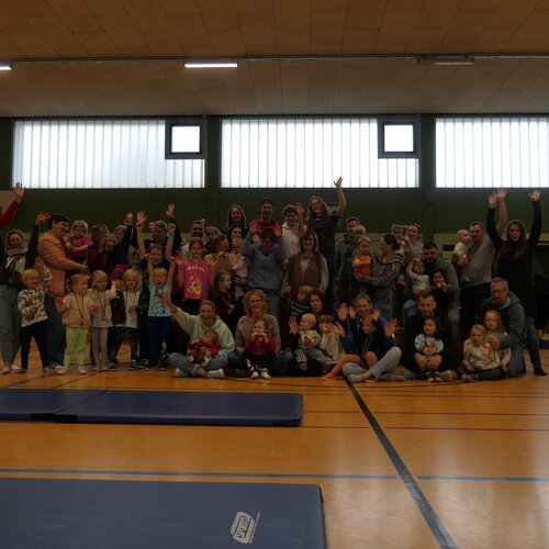 Gestern kamen rund 35 Kinder mit ihren Familien in der Sporthalle zusammen, um einen sportlichen Vormittag zu...